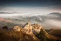 Gruppo roccioso Rollenbergfelsen con la nebbia