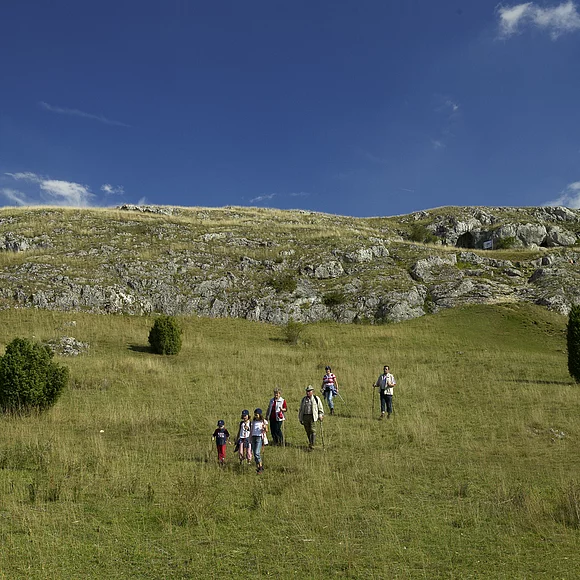 Wandern auf dem Schäferweg am Himmelreich Eine Gruppe Wanderer unterwegs am Riegelberg, unterhalb der Ofnethöhlen