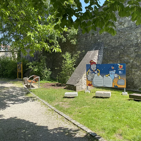 Die Kinder Erlebnisstation im Stadtgraben mit Informationstafel