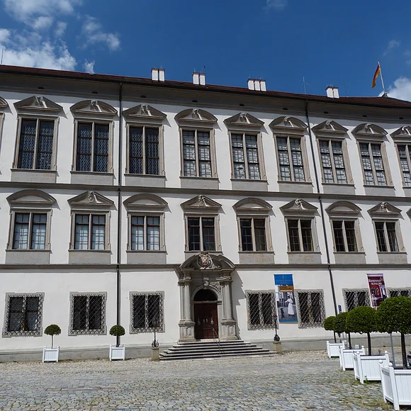 Blick auf das Residenzschloss mit seinen vielen, hohen Fenstern