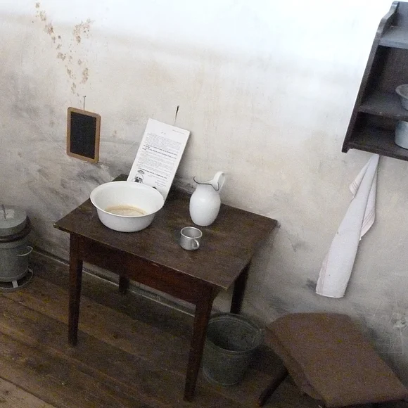 Eine alte Zelle, Ausstellung Hinter Gitter im Strafvollzugsmuseum Kaisheim Blick in eine Zelle, wie sie früher aussah.