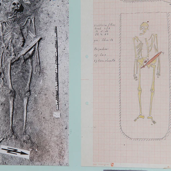 Alamanenfriedhof Kirchheim am Ries: Foto eines Skeletts (links) bei der Ausgrabung mit handgezeichneter Skizze des Fundes (rechts).