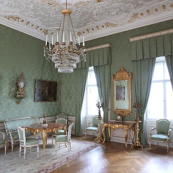 Blick in den barocken Grünen Salon im Schloss Baldern.