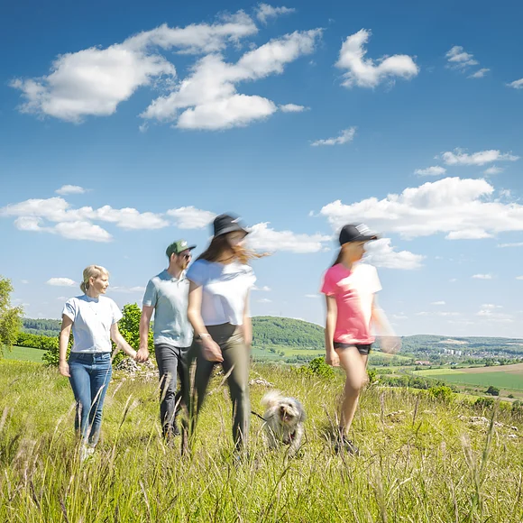 Familie mit Hund gehen spazieren Familie ist im Fokus