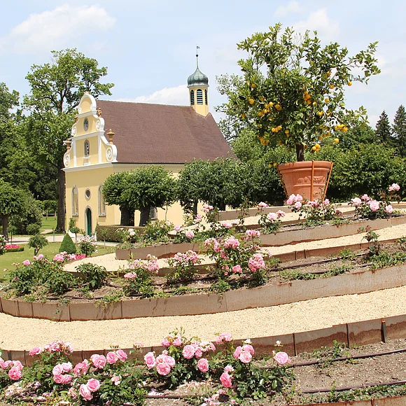 Blick auf die im Schlosspark liegende Kapelle