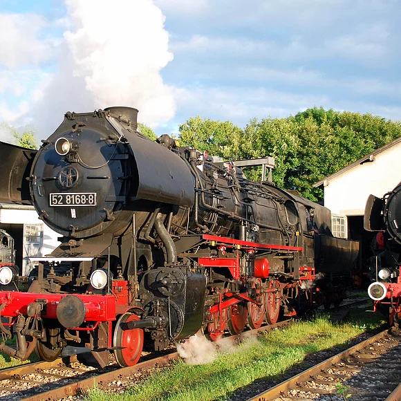 Blick auf dampfende Lokomotiven im Bayerischen Eisenbahnmuseum in Nördlingen