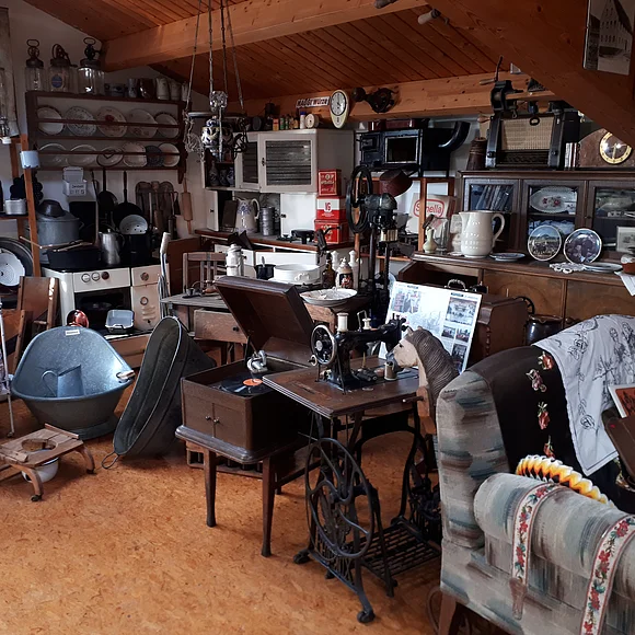 Haushaltgegenstände im Land- und Technikmuseum Unterschneidheim Verschiedenste Haushaltsgegenstände sind im Land- und Technikmuseum in Unterschneidheim ausgestellt
