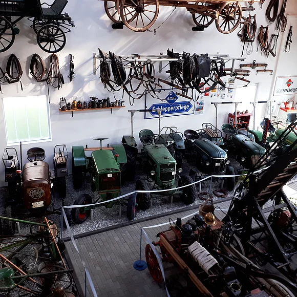 Traktoren im Land- und Technikmuseum in Unterschneidheim Verschiedene alte Traktoren im Land- und Technikmuseum in Unterschneidheim