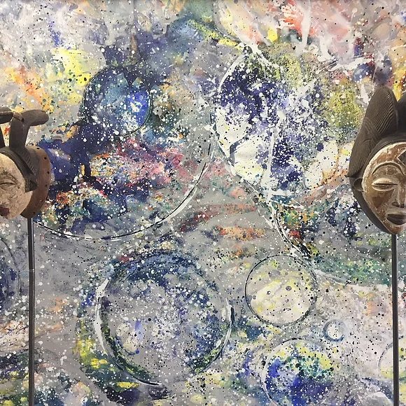 KunstMuseum Donau-Ries 2 Masken vor einer bemalten Wand