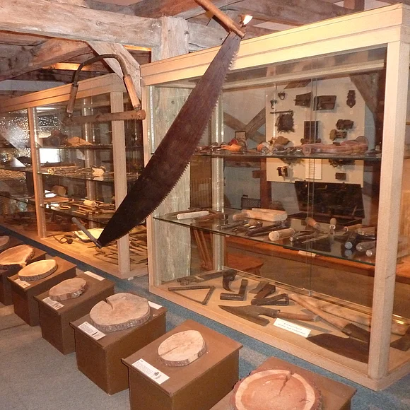 Handwerk im Heimatmuseum in Wemding Verschiedene Hölzer und Werkzeuge