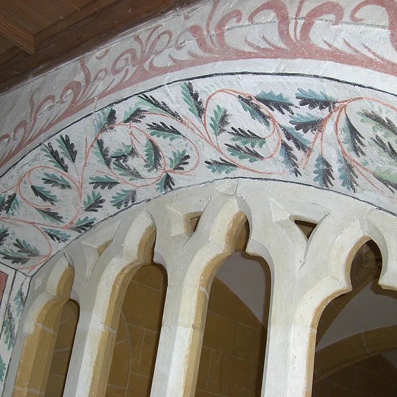 Fresken mit Blätterdarstellungen im Frauenchor des ehemaligen Klosters