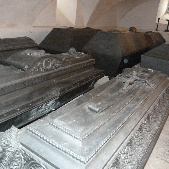 Blick auf die Särge in der Gruft der Klosterkirche in Mahingen