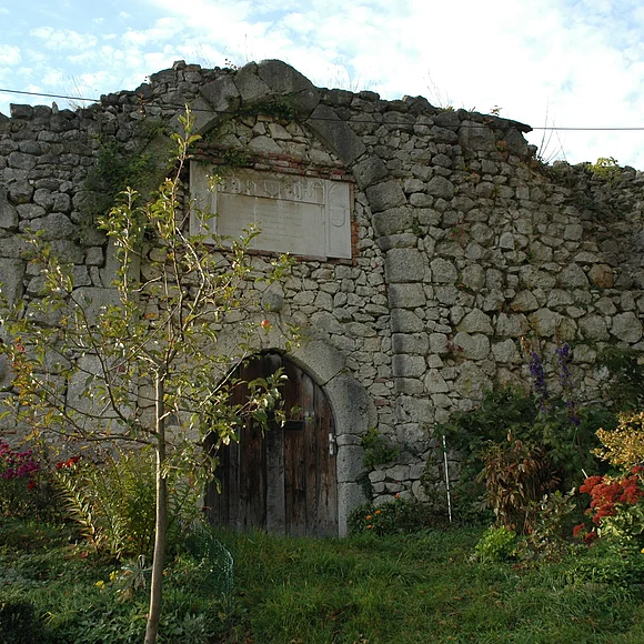 Portal der Ruine Graisbach Blick auf das Portal der Ruine Graisbach.