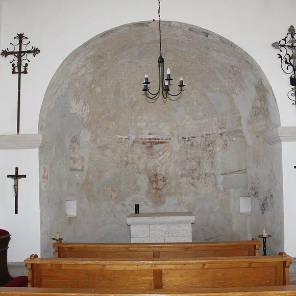 Kapelle der Ruine Graisbach Blick in die Kapelle der Burgruine Graisbach. Blick auf den Altarbereich.