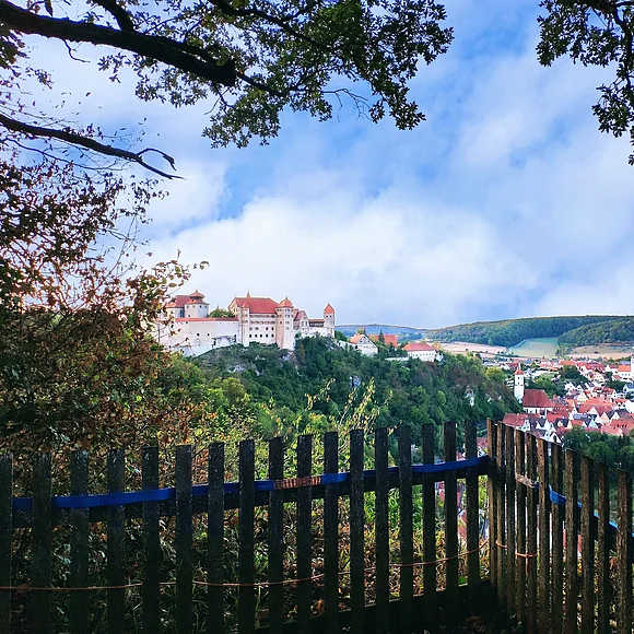 Schöne Aussicht auf Schloss Harburg, die Stadt und die Wörnitz im Herbst
