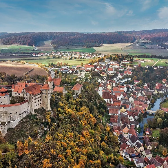 Stadt Harburg von oben im Herbst. Links im Bild  Schloss Harburg. Rechts davon die Stadt Harburg und die Wörnitz.