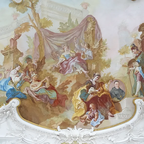 Blick auf ein Deckenfresko im Festsaal des Schlosses  Leitheim