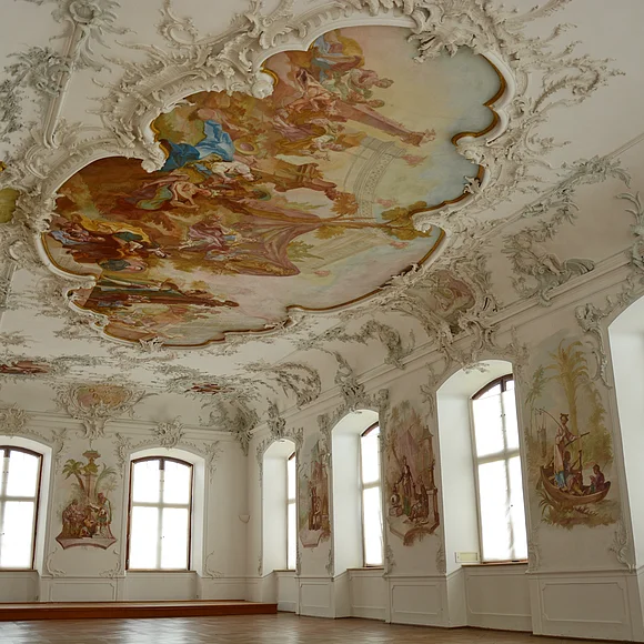 Blick auf den hellen Festsaal mit seinen Deckengemälden im Schloss Leitheim