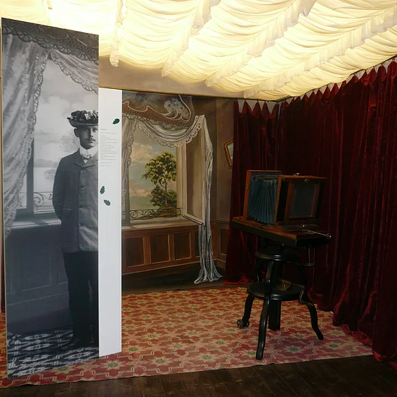 Blick in ein Fotoatelier mit alter Kamera anno dazumal