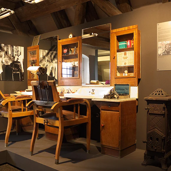 Ein alter Friseursalon der im Museum gezeigt wird
