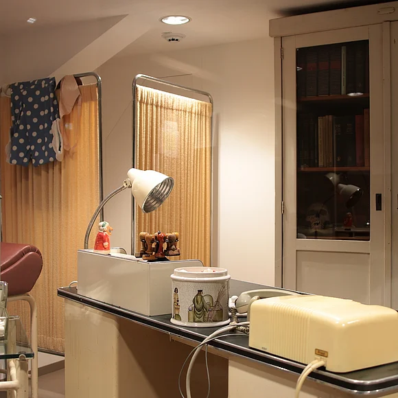 Blick auf eine alte Praxisausstattung