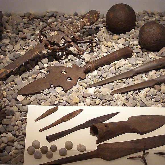 Verschiedene auf dem Schlachtfeld gefunden Lanzen, Kugel usw.