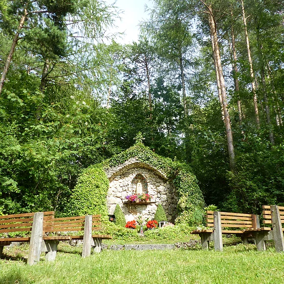 Mariengrotte Huisheim Blick auf die am Wald gelegene Mariengrotte bei Huisheim.