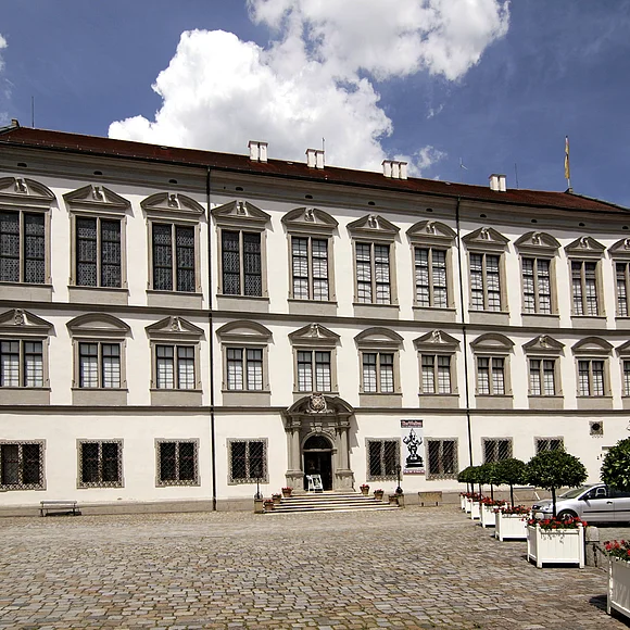 Außenansicht auf das imposante Residenzschloss Oettingen