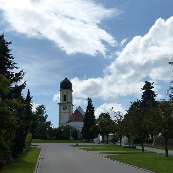 Blick auf die Pfarrkirche St. Martin, die am Wanderweg Monheimer Alb 4 liegt