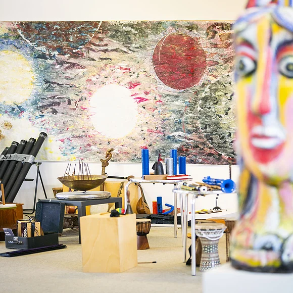 KunstMuseum Donau-Ries Musikalischer Raum mit künstlerischen Werken im Hintergrund im KunstMuseum Donau-Ries.