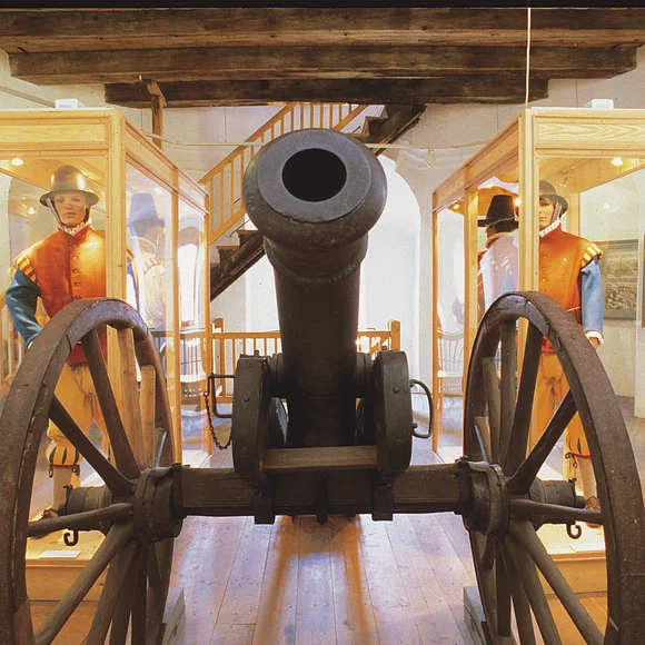 Stadtmauermuseum Eine Kanone mit Rädern, die im Stadtmauermuseum ausgestellt ist