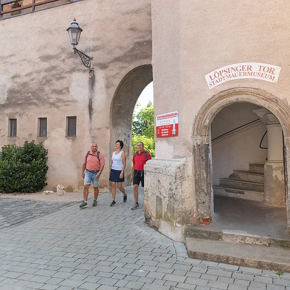 Nördlingen an der Stadtmauer, Löpsinger Tor Drei Wanderer am Löpsinger Tor in Nördlingen