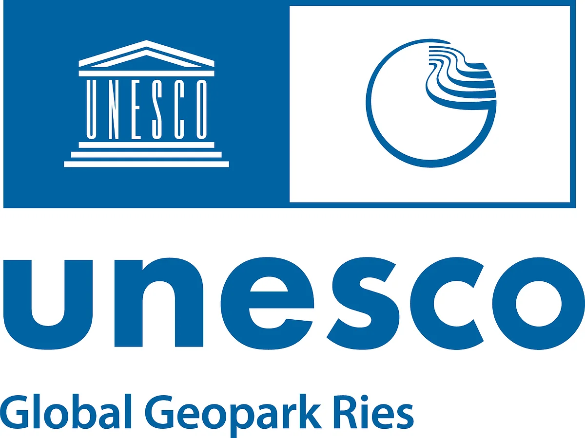 Das Logo des UNESCO Global Geoparks Ries besteht aus dem Logo der UNESCO, dem Logo der UNESCO Global Geoparks und dem Namen des Geoparks.