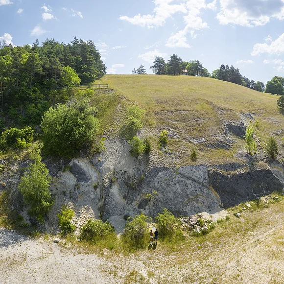 Fischaugen-Aufnahme eines ehemaligen Steinbruchs mit einigen Büschen und Bäumen.