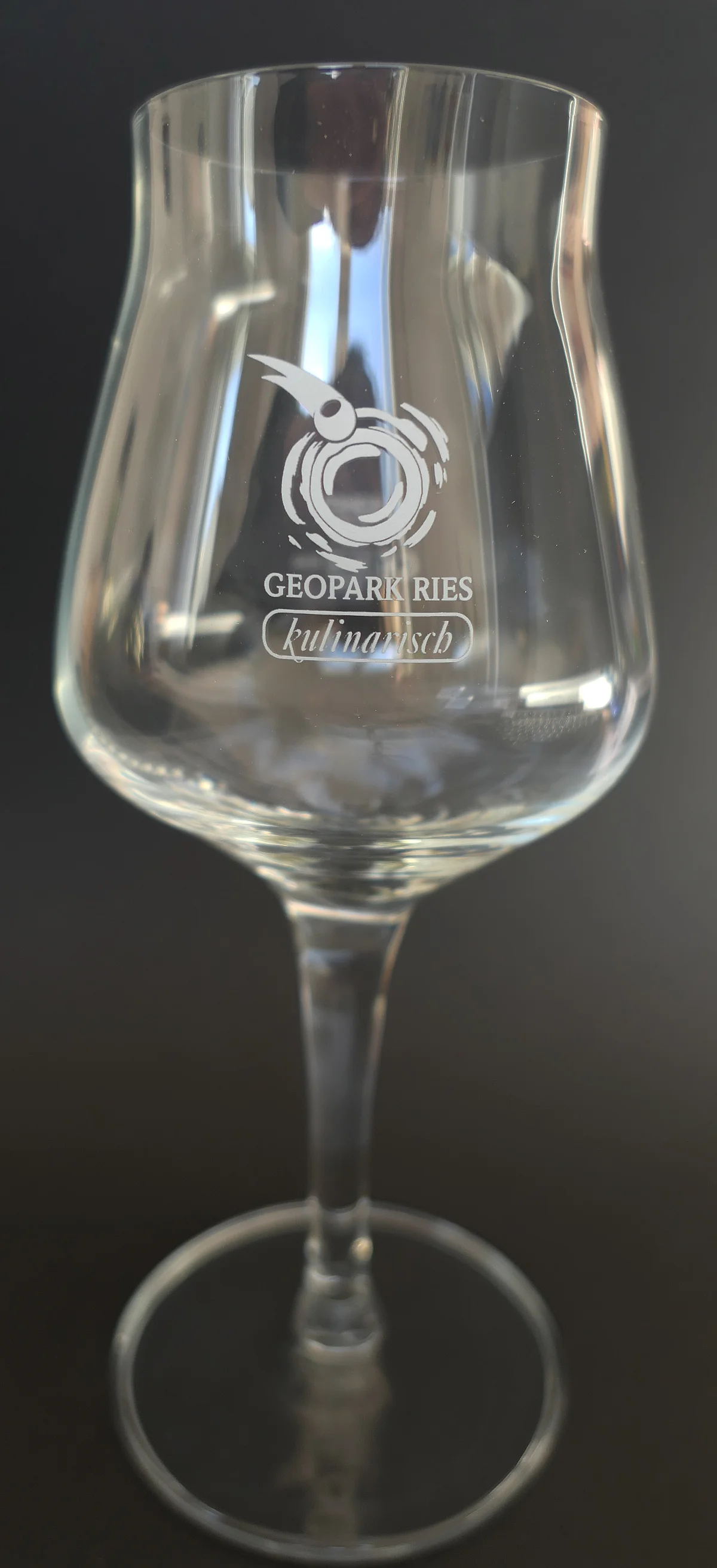 Ein Biersommelierglas mit Stiel trägt das Logo von Geopark Ries kulinarisch.