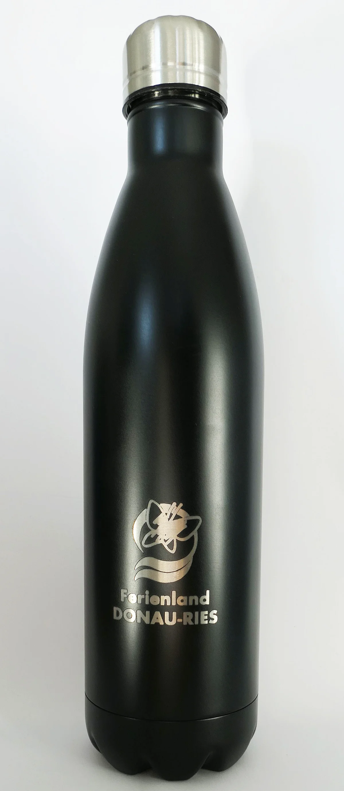 Eine schwarze Thermosflasche trägt in silber das Logo des Ferienland Donau-Ries.