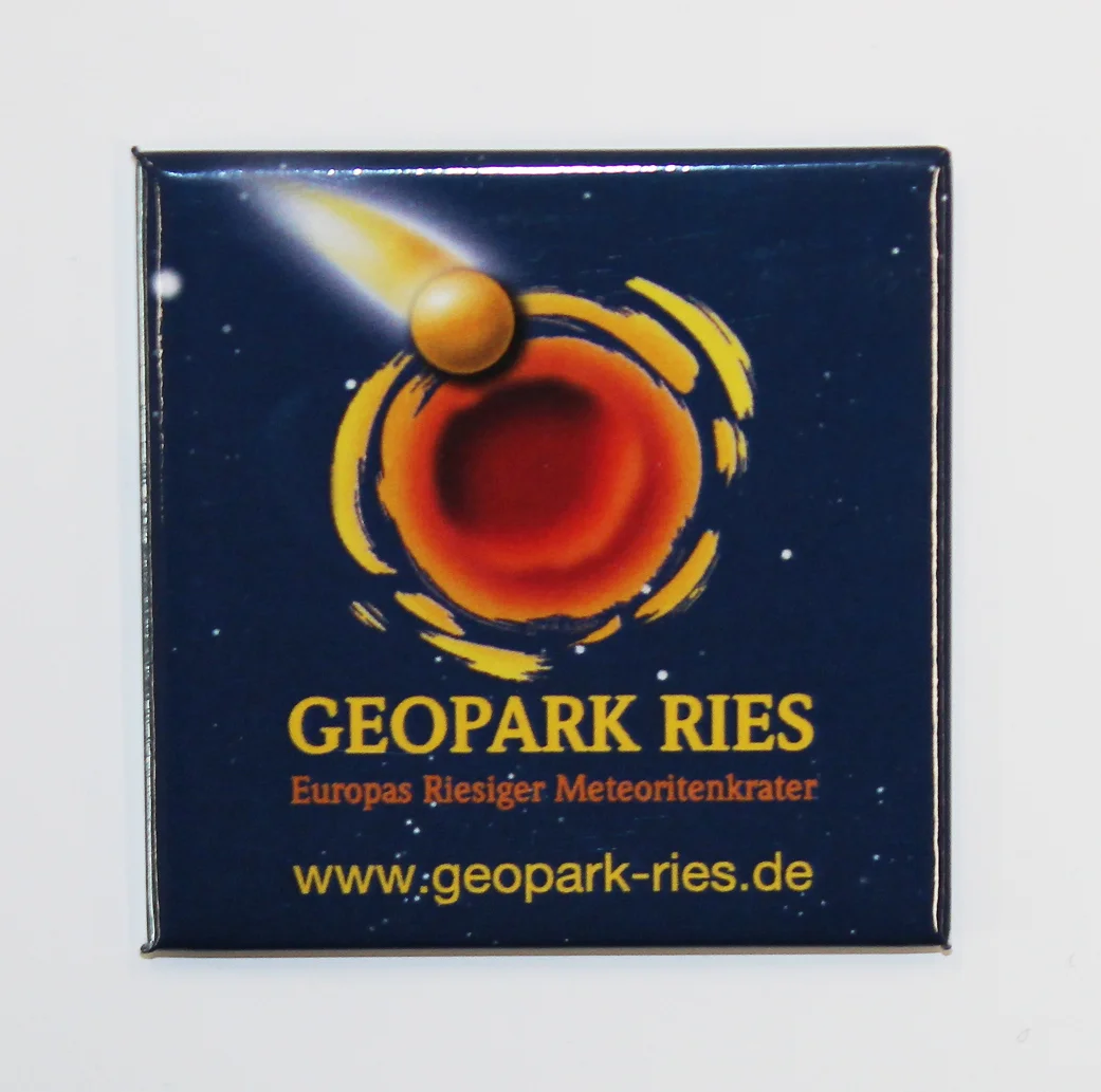 Ein quadratischer Magnet zeigt das Logo des Geopark Ries auf dunkelblauem Hintergrund.