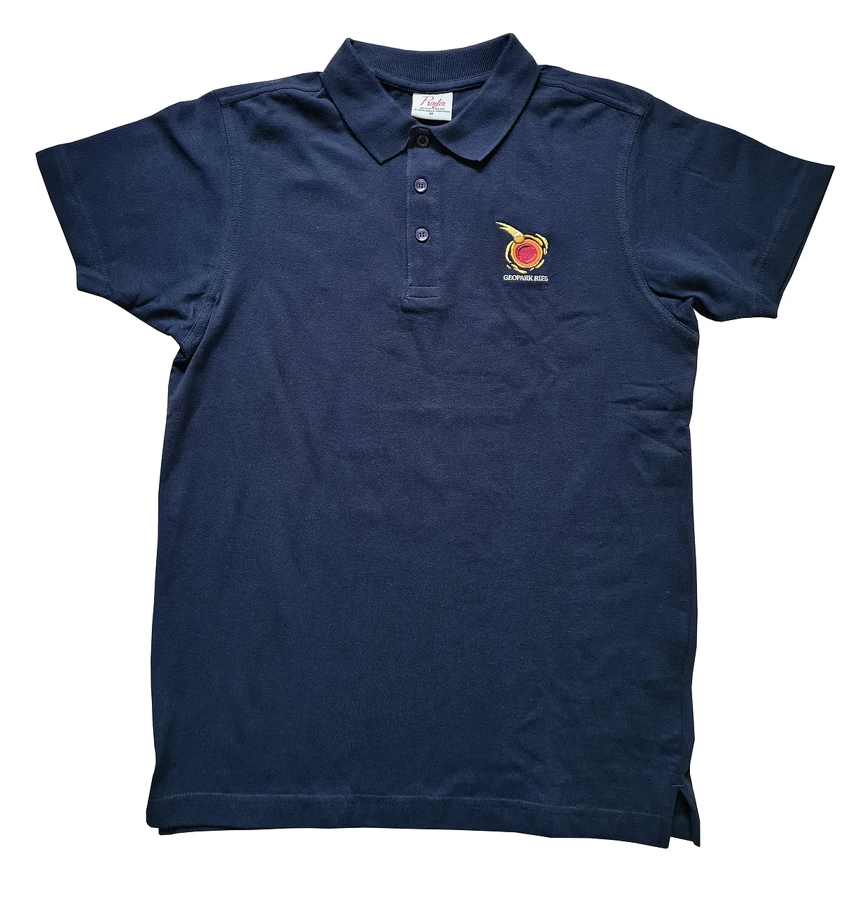 Ein dunkelblaues Poloshirt hat auf Brusthöhe das Logo des Geopark Ries aufgestickt.