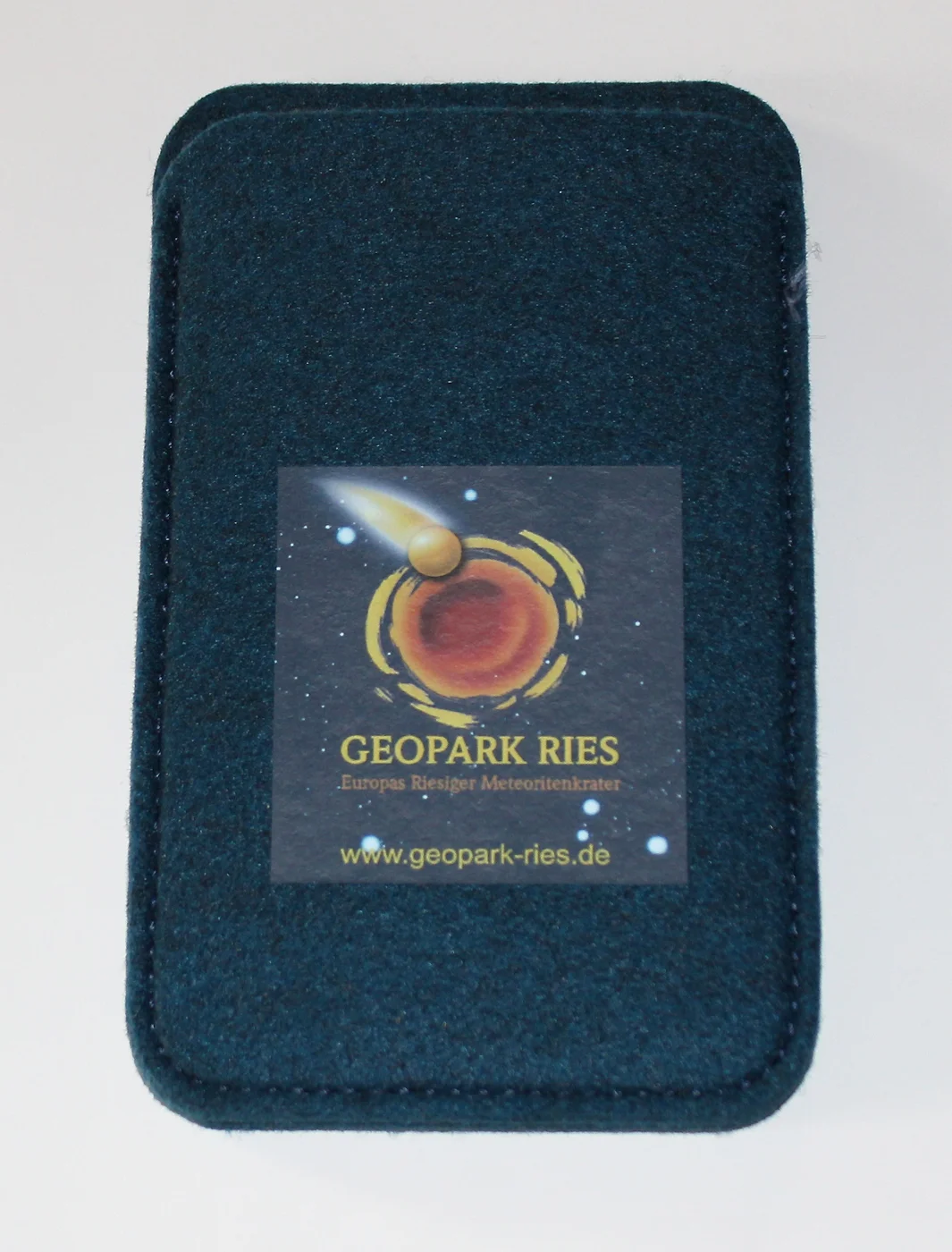 Eine blaue Handyhülle aus Filz trägt das Logo des Geopark Ries.