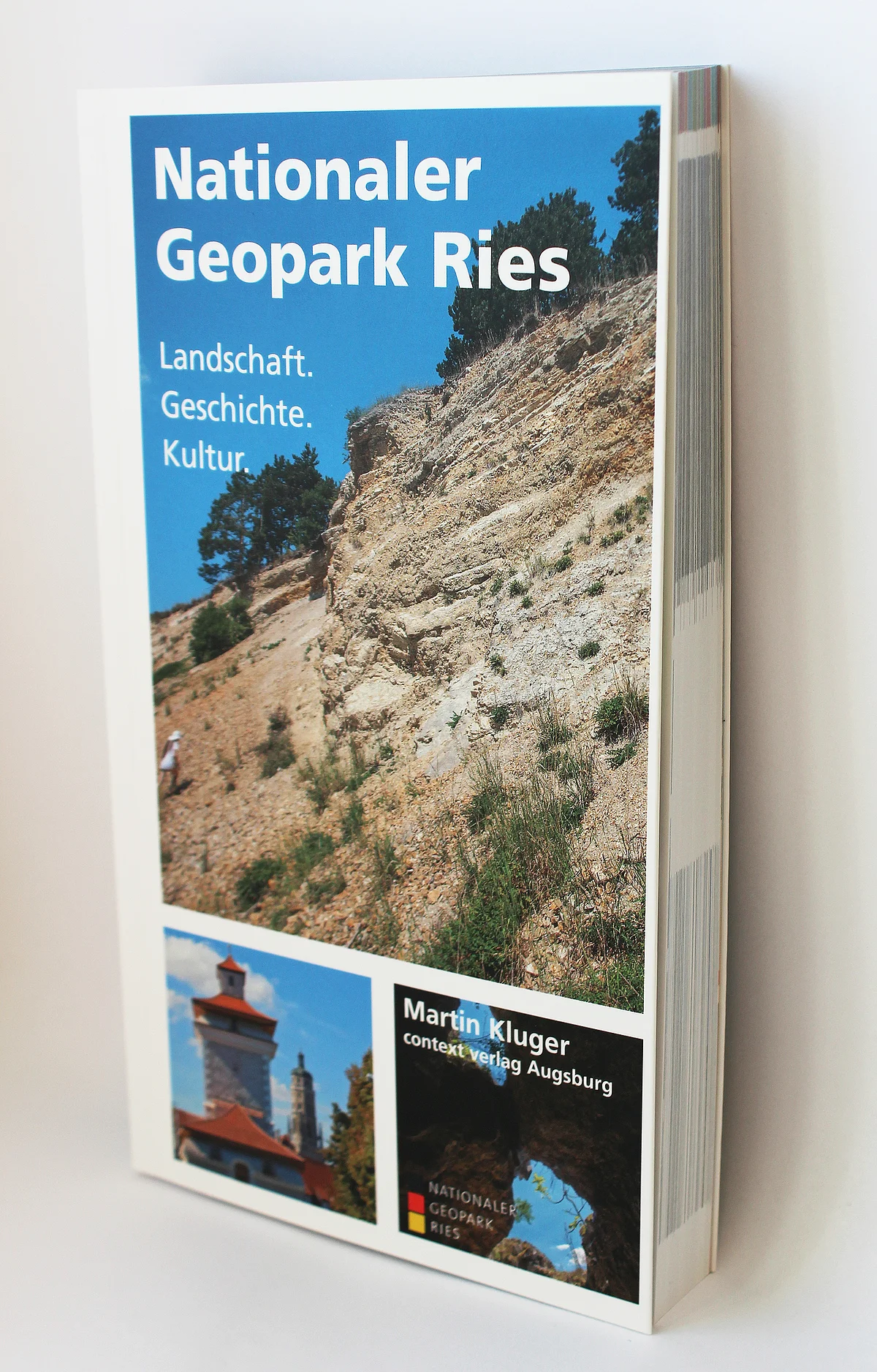Das Cover des Buches "Nationaler Geopark Ries - Landschaft. Geschichte. Kultur." zeigt ein Bild eines felsigen Hanges mit einzelnen Grasbüscheln.