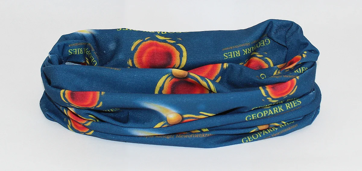 Ein dunkelblaues Schlauchtuch ist mit Logos des Geopark Ries bedruckt.