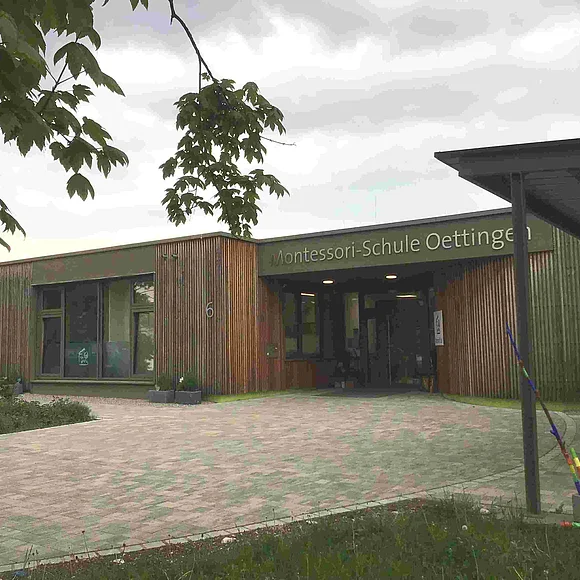 Montessori-Schule Oettingen Montessori-Schule Oettingen, seitlicher Blick auf Haupteingang