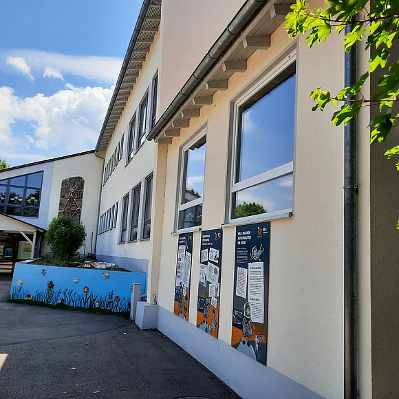 Seitliche Ansicht der Grundschule Reimlingen mit Geopark Ries Kinder-Infostelle