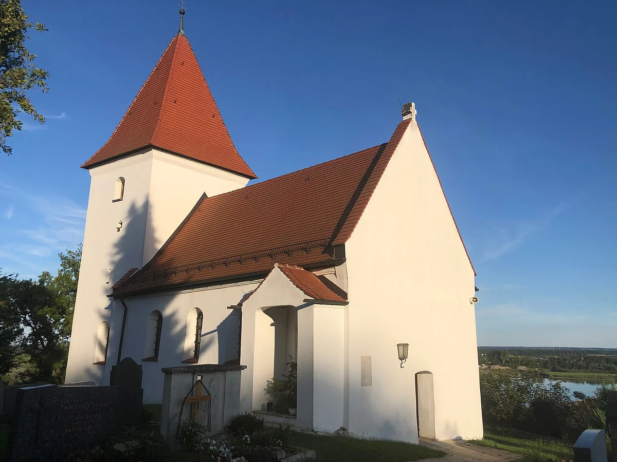 Blick auf die Kirche und Kirchturm St. Felizitas in Auchsesheim.