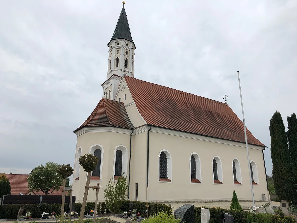 Kath. Pfarrkirche St. Martin Blick auf die Kirche, den Kirchturm und den Friedhof.
