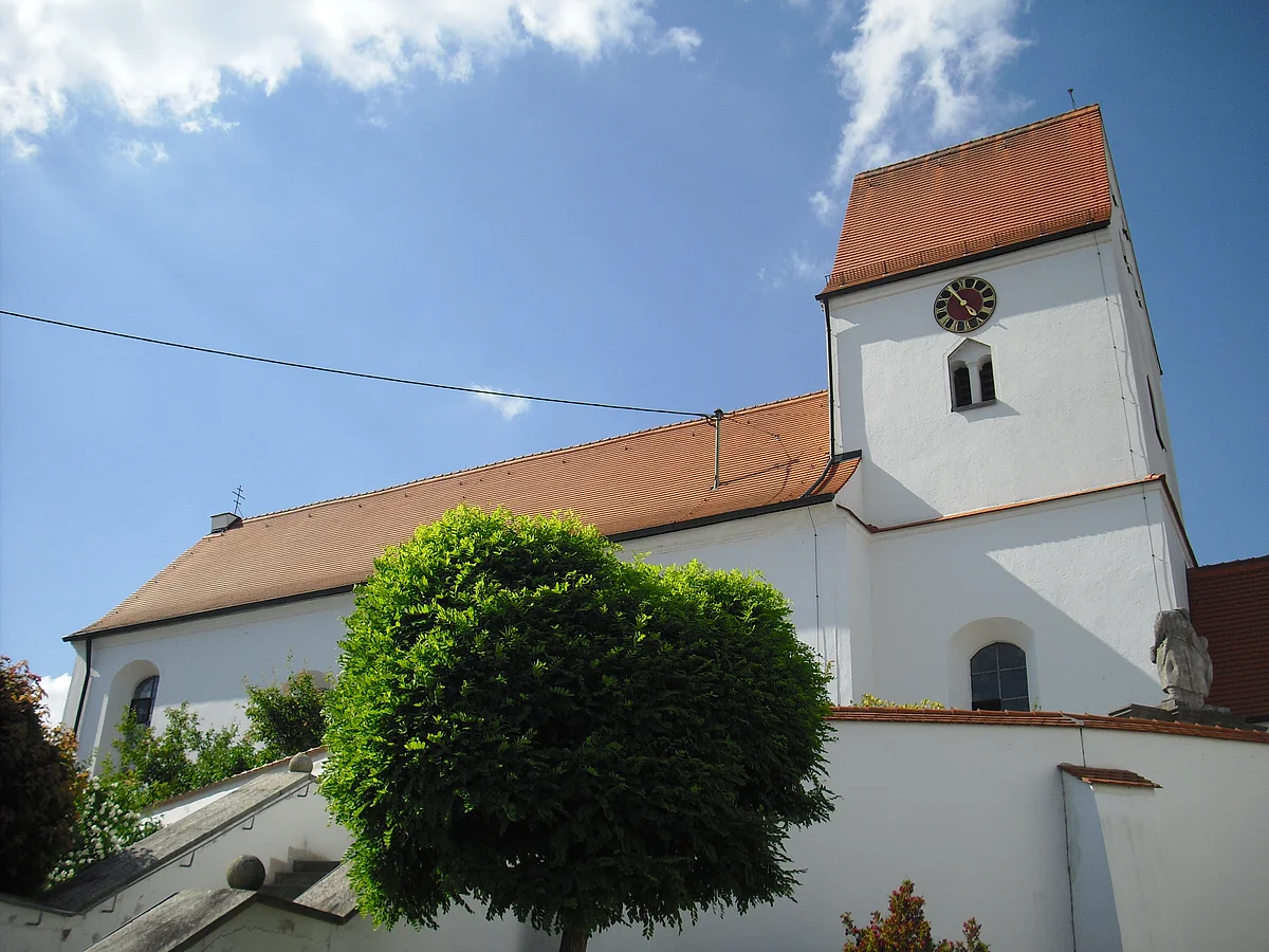 Blick auf die im Sonnenschein liegende Pfarrkirche St. Martin