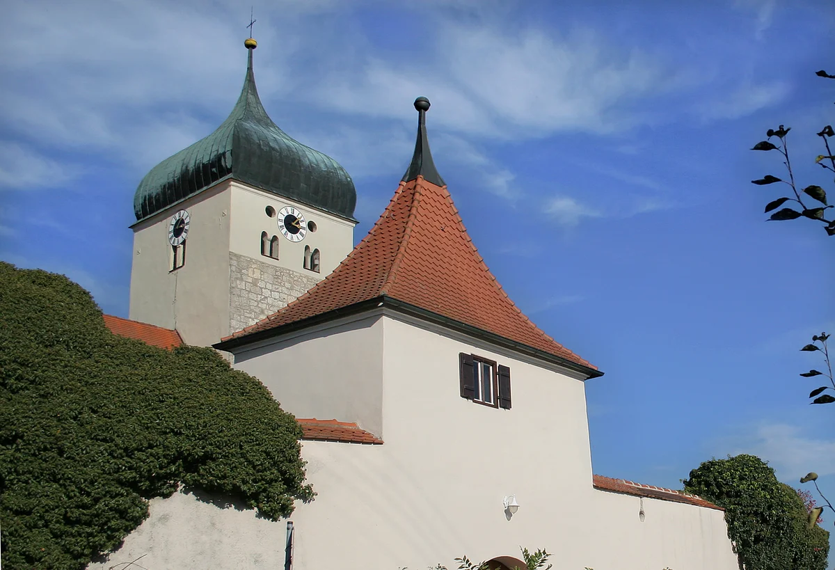 Außenansicht der mittelalterlichen Kirchenfestung der Pfarrkirche Mariä Himmelfahrt