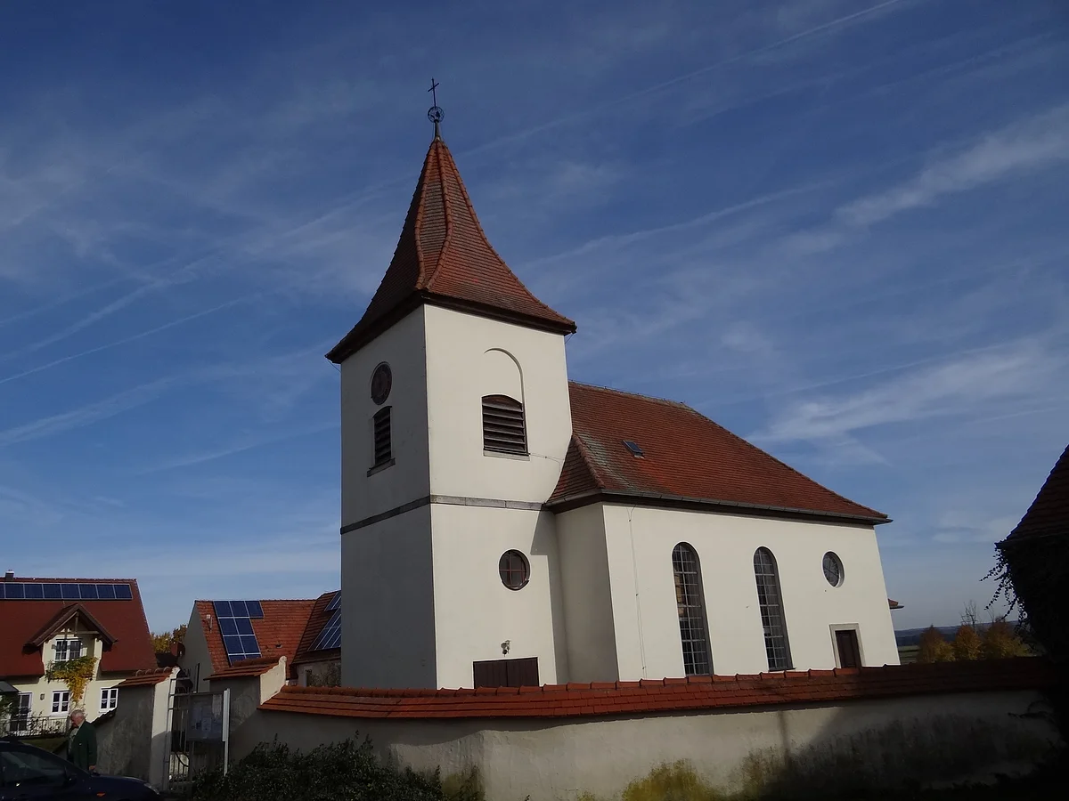 Blick auf die Kirche St. Veit mit Friedhofsmauer