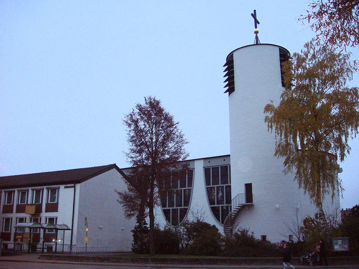 Außenansicht der modern erbauten Pfarrkirche St. Josef mit ihrem runden Kirchturm.
