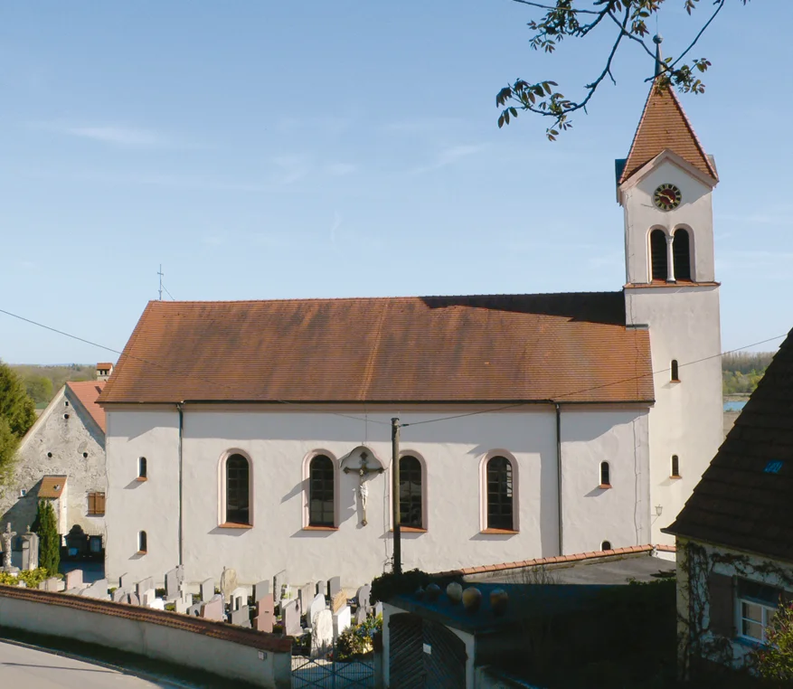 Blick auf die Pfarrkirche St. Willibald mit Friedhof